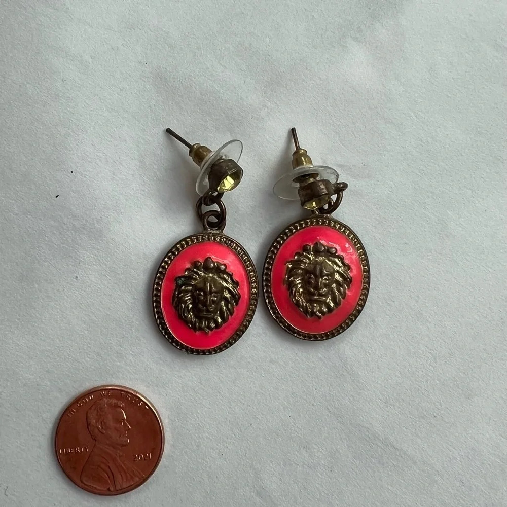 Vintage Pink Enamel Lion Medallion Drop Earrings Antique Gold Tone Crystal - Picture 3 of 4